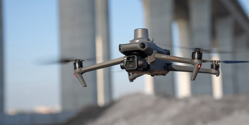 DJI Mavic 3 Enterprise dane obraz system słoneczny czujnik rtk czas lotu akumulatory obraz transmisjaczujniki wizje mapowanie monitoring dawkowanie nawozów środki ochrony roślin analizy sztuczna inteligencja zestaw