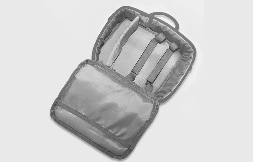 Torba na projektor WANBO Bag T2 Free T2 Max Cube 2 Pro odpinane separatory organizacja kabli i akcesoriów, otwarta torba na szarym tle