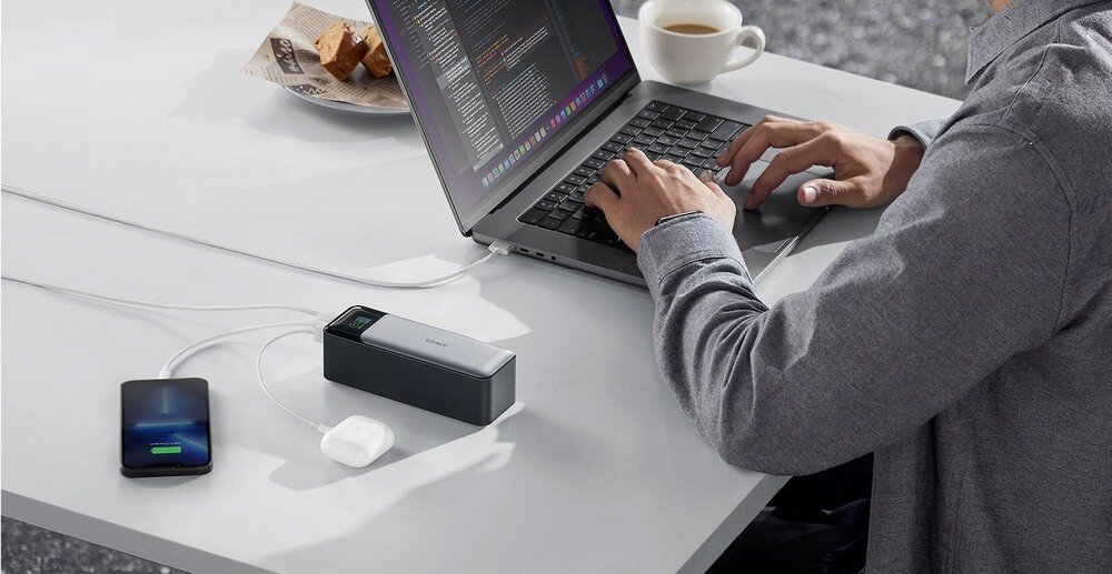 Powerbank ANKER 737 GaN Prime 140W 24000 mAh   na biurku ładuje różne urządzenia 