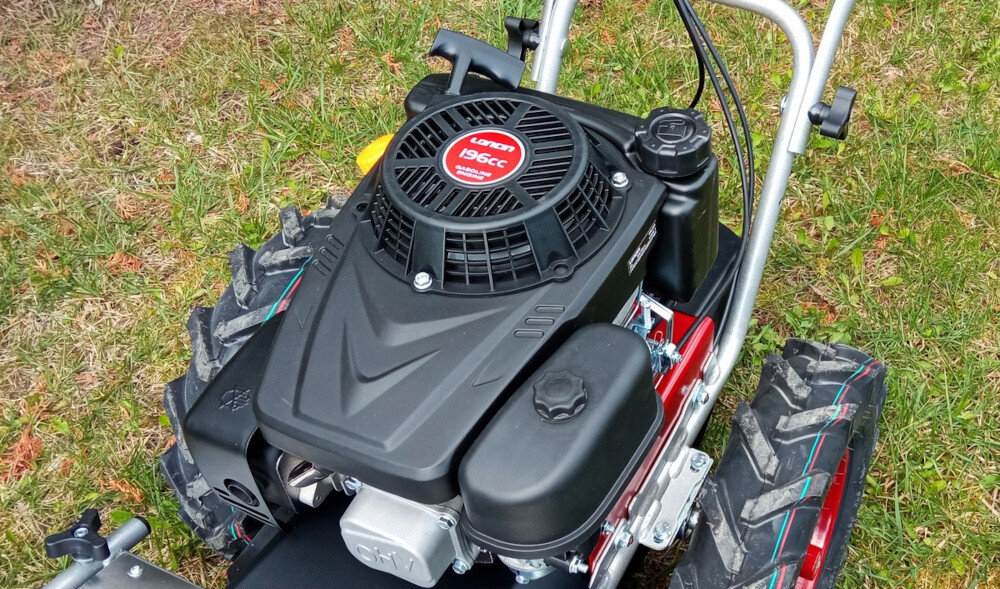 Kosiarka spalinowa rotacyjna DAKR Tekton L196 Loncin LC1P70F-3 z napędem 600mm 4.5kW silnik czterosuwowy gornozaworowy LONCIN pojemnosc 196 cm3 system OHV moc 4,5 kW szerokosc koszenia 600 mm wysokosc koszenia okolo 4 cm szybka efektywna zbiornik paliwa pojemnosc 1 litr
