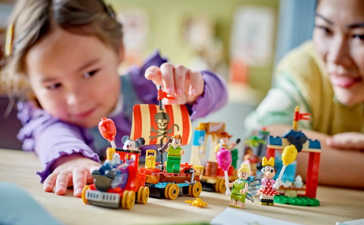 LEGO Disney Pociąg pełen zabawy 43212 dziecko kreatywność zabawa nauka rozwój klocki figurki minifigurki jakość tradycja konstrukcja nauka wyobraźnia role jakość bezpieczeństwo wyobraźnia budowanie pasja hobby funkcje instrukcja aplikacja LEGO Builder myszka minnie myszka miki piotruś pan dzwoneczek chudy