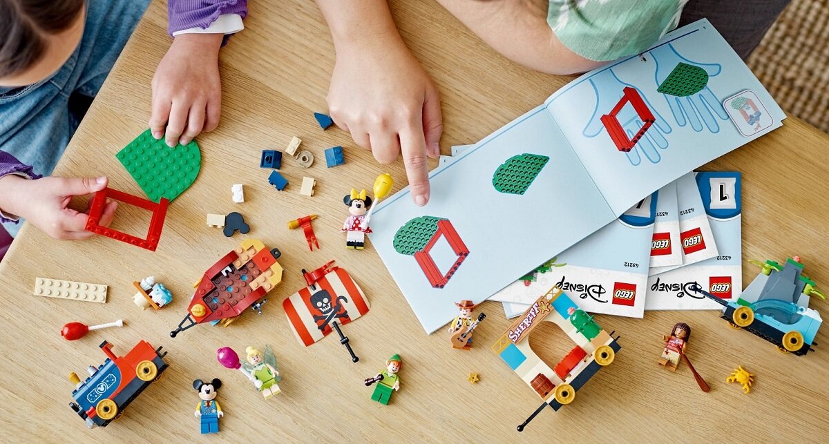 LEGO Disney Pociąg pełen zabawy 43212 dziecko kreatywność zabawa nauka rozwój klocki figurki minifigurki jakość tradycja konstrukcja nauka wyobraźnia role jakość bezpieczeństwo wyobraźnia budowanie pasja hobby funkcje instrukcja aplikacja LEGO Builder myszka minnie myszka miki piotruś pan dzwoneczek chudy