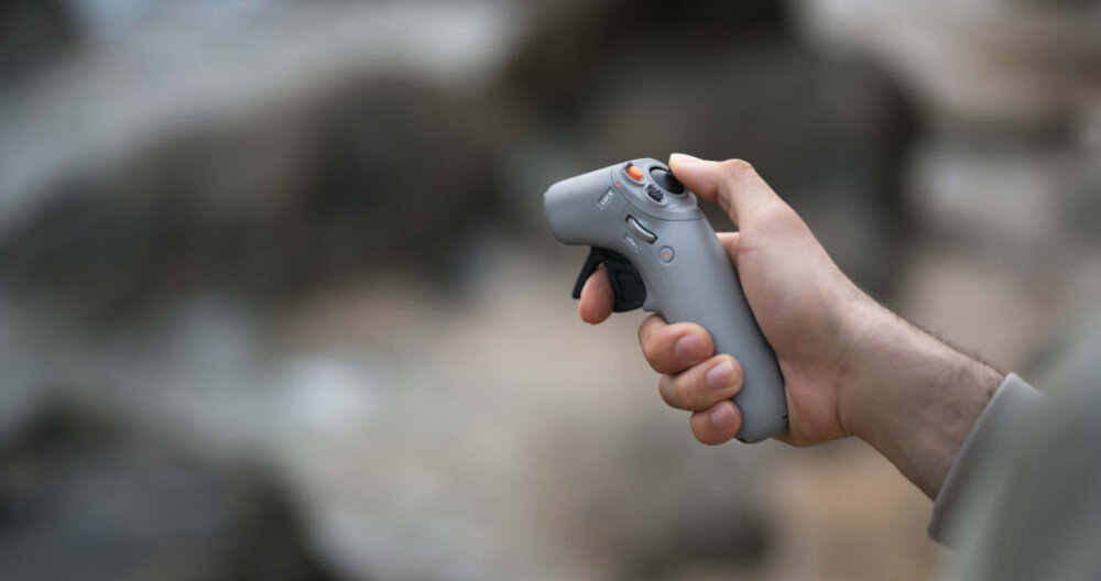 Dron DJI Avata Explorer Combo kontroler sterowanie przyciski obsługa