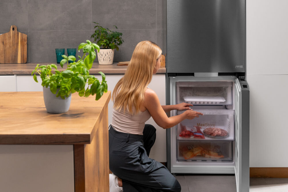 Lodówka GRUNDIG GKPN46821X No Frost 186.5cm kompresor inwerterowy