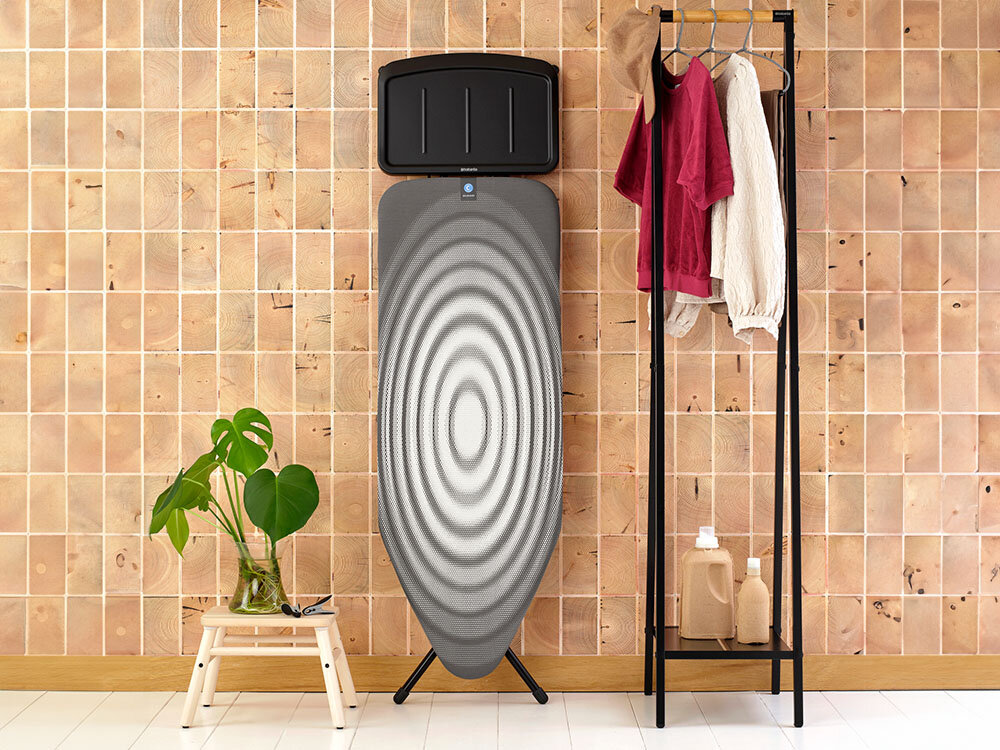 Deska do prasowania BRABANTIA 138980 Titan Oval C 124 x 45 cm ułatwienie prasowania złożona deska stoi przy ścianie czary pokrowiec czarne elementy