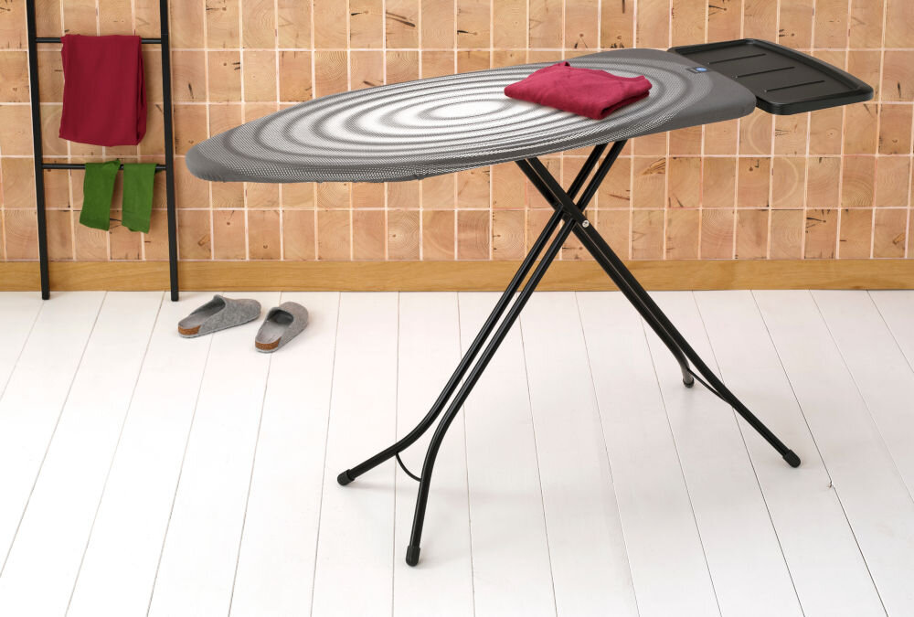 Deska do prasowania BRABANTIA 138980 Titan Oval C 124 x 45 cm deska rozłożona szary pokrowiec czarne nogi czarna podstawa solidna budowa z trwałej, stalowej ramy o średnicy 25 mm wytrzymałość stabilność cztery solidne nogi mocne wsparcie konstrukcja odporna na codzienne intensywne użytkowanie staranna konstrukcja pełne bezpieczeństwo komfort podczas prasowania   