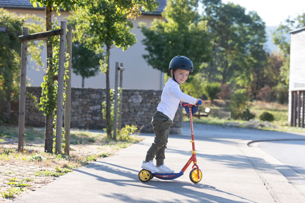 Hulajnoga dla dzieci SMOBY Auta 3 750114 dla najmłodszych fanów bajki „Auta” kolorowy design i grafiki z postaciami Zygzak McQueen motywy z filmów Disneya