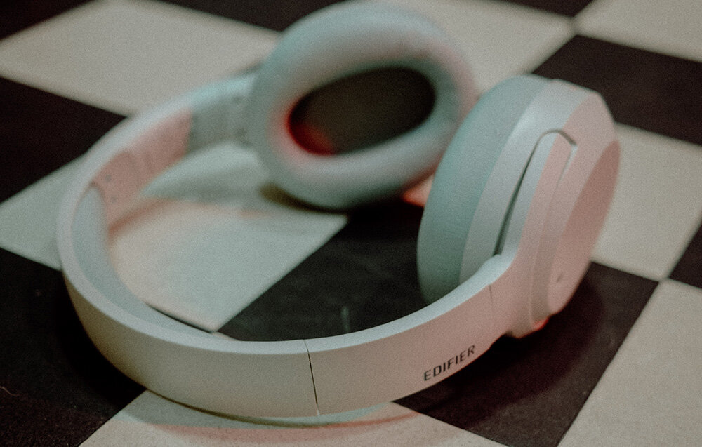 Słuchawki bezprzewodowe Edifier W820NB Plus dźwięk kontakt nauszne muzyka jakość model kodeki przetworniki membrany