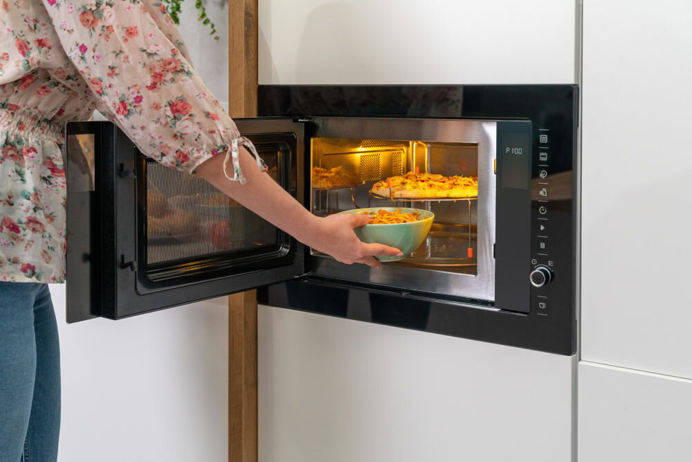 Kuchenka mikrofalowa GRUNDIG GMI12311B funkcjonalna design wyglad prezentacj