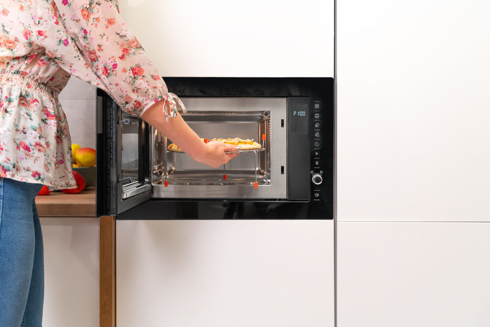 Kuchenka mikrofalowa GRUNDIG GMI12311B bezpieczne uzytkowanie blokada wylaczania system automatycznego wylaczania