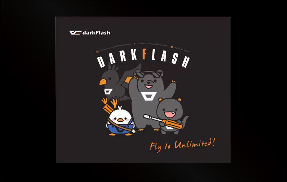Na czarnym tle widoczne są postacie zwierząt z bronią, a nad nimi napis \'DARKFLASH\'. W prawym dolnym rogu znajduje się tekst \'Fly to Unlimited!\'.