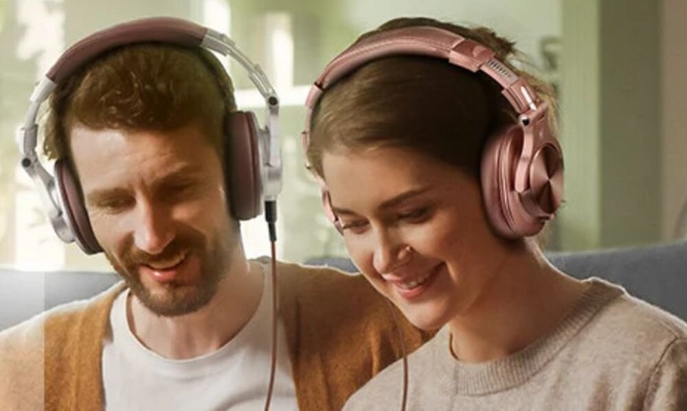 Słuchawki nauszne ONEODIO Fusion A70 mikrofon sterowanie rozmowy telefoniczne, osoby z załozonymi słuchawkami nausznymi siedzące na kanapie