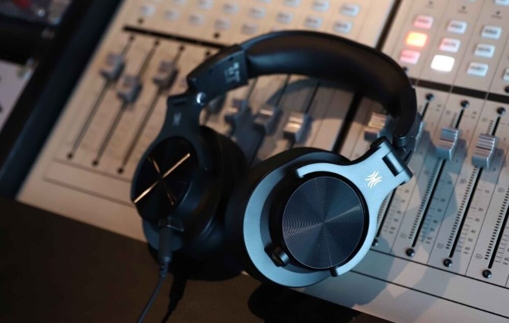 Słuchawki nauszne ONEODIO Fusion A70 konstrukcja nauszna do pracy z dźwiękiem, słuchawki nauszne leżące na mikserze