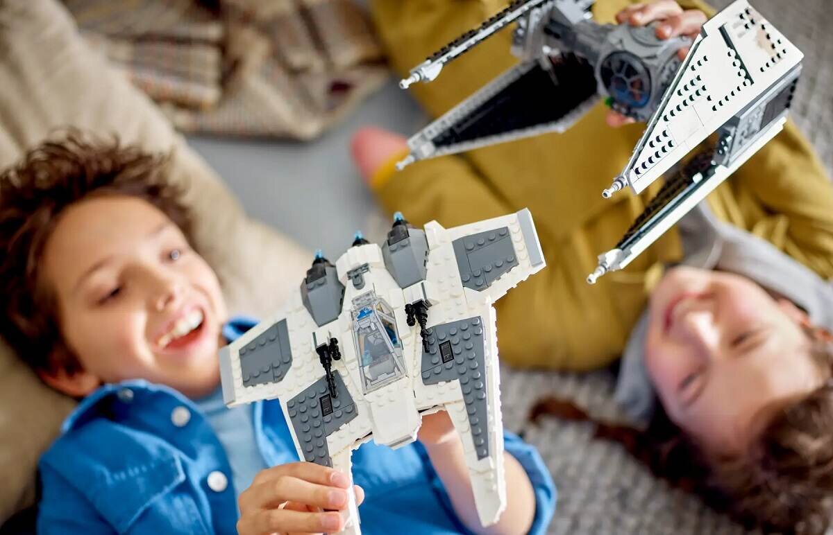LEGO Star Wars Mandaloriański myśliwiec Fang Fighter kontra TIE Interceptor 75348 dziecko kreatywność zabawa nauka rozwój klocki figurki minifigurki jakość tradycja konstrukcja nauka wyobraźnia role jakość bezpieczeństwo wyobraźnia budowanie pasja hobby funkcje instrukcja aplikacja LEGO Builder