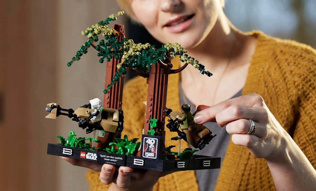 LEGO Star Wars Diorama kreatywność zabawa nauka rozwój klocki figurki minifigurki jakość tradycja konstrukcja nauka wyobraźnia role jakość bezpieczeństwo wyobraźnia budowanie pasja hobby funkcje instrukcja Pościg na ścigaczu przez Endor 75353