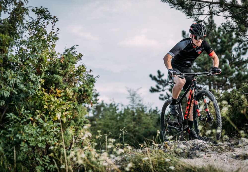 Rower górski MTB KELLYS Spider M20 29 cali męski Czarny rama aluminiowa 20-calowa rower bardzo zwinny lekk łatwo go podnieść odporny na korozję wybór rozmiaru ramy Twój wzrost mierzony w zrelaksowanej pozycji typ roweru dla osób o wzroście od 178 do 184 cm