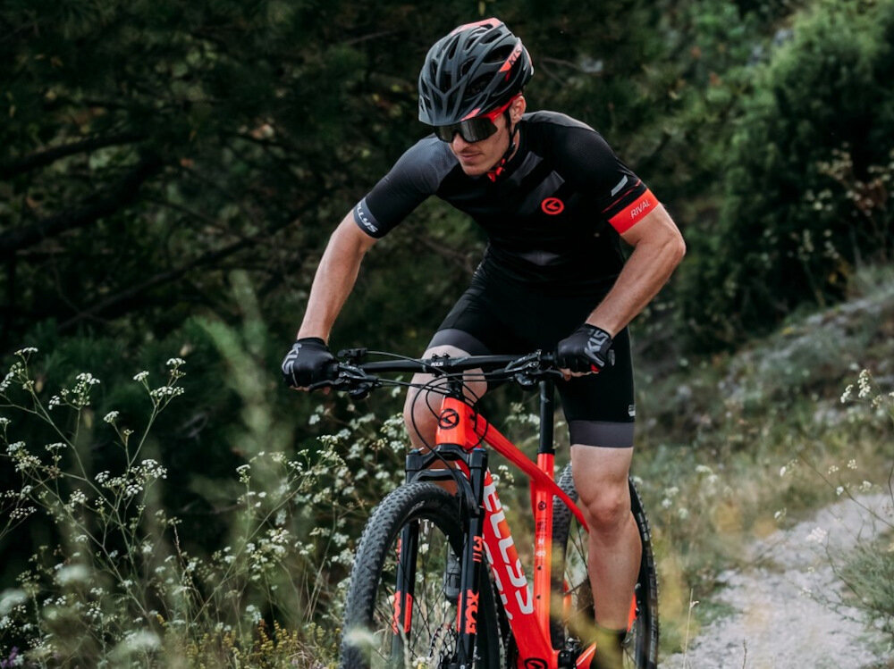 Rower górski MTB KELLYS Spider M20 29 cali męski Czarny prosta kierownica typu Active RiseBar krótszy wspornik większe możliwości manewrowania manetki kierownicy pokryte antypoślizgowym materiałem dłonie nie będą się ześlizgiwać