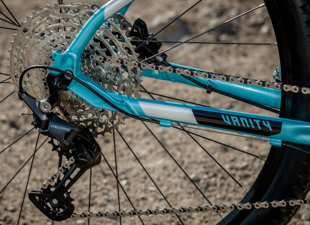 Rower górski MTB KELLYS Vanity 30 D14 26 cali damski Biały 24 przełożeń przerzuytki przednia tylna SHIMANO lekkie niezawodne rozwiązanie precyzyjna równomierna płynna łatwa zmiana przełożeń