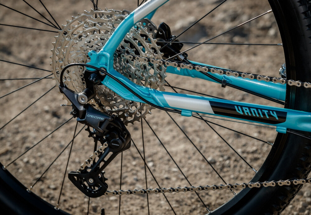 Rower górski MTB KELLYS Vanity 10 M14 26 cali męski Zielony 21 przełożeń przerzuytki przednia tylna SHIMANO lekkie niezawodne rozwiązanie precyzyjna równomierna płynna łatwa zmiana przełożeń