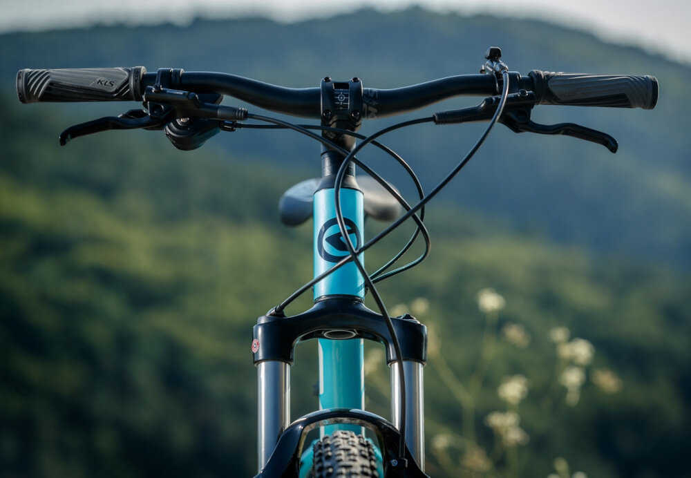 Rower górski MTB KELLYS Vanity 10 M14 26 cali męski Zielony prosta kierownica typu Active RiseBar krótszy wspornik większe możliwości manewrowania manetki kierownicy pokryte antypoślizgowym materiałem dłonie nie będą się ześlizgiwać