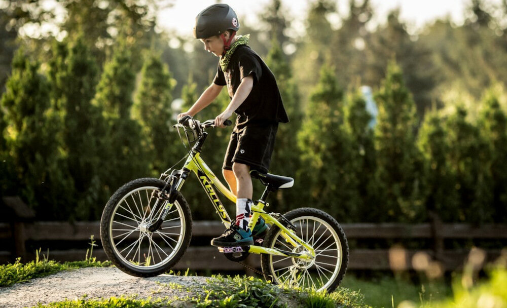 Rower młodzieżowy KELLYS Lumi 50 20 cali dla chłopca Zielony sprężynowy przedni amortyzator SR Suntour ułatwia najeżdżanie na przeszkody niweluje wstrząsy na kierownicy