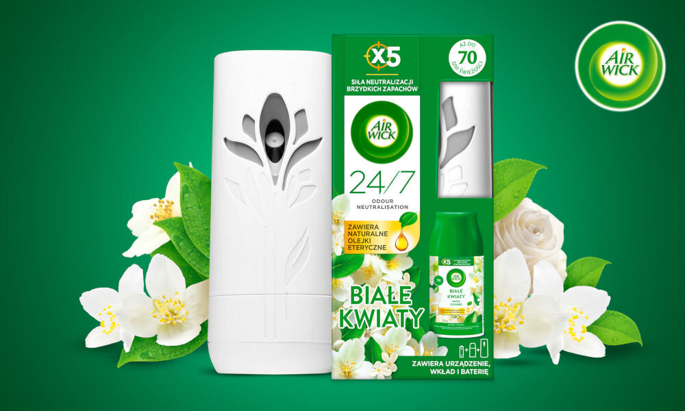 Odświeżacz powietrza AIR WICK Białe Kwiaty 250 ml Prezentacja zestawu startowego Air Wick Freshmatic 24/7 Odour Neutralisation w zapachu BIAŁE KWIATY na zielonym tle. Po lewej stronie stoi biały, automatyczny dyfuzor w kształcie wąskiej kolumny, a po prawej kartonowe opakowanie produktu, zawierające informacje: X5 Sila Neutralizacji Brzydkich Zapachów, AŻ DO 70 DNI ŚWIEŻOŚCI oraz ZAWIERA URZĄDZENIE, WKŁAD I BATERIE. Kompozycja jest ozdobiona białymi kwiatami jaśminu i różą, sugerującymi naturalny skład. W prawym górnym rogu znajduje się logo Air Wick