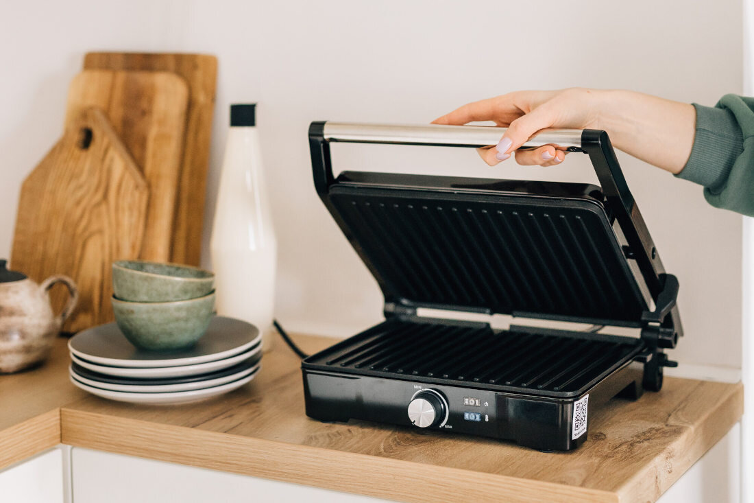 Grill elektryczny AENO AEG0002 moc 2000W szybki czas grillowania