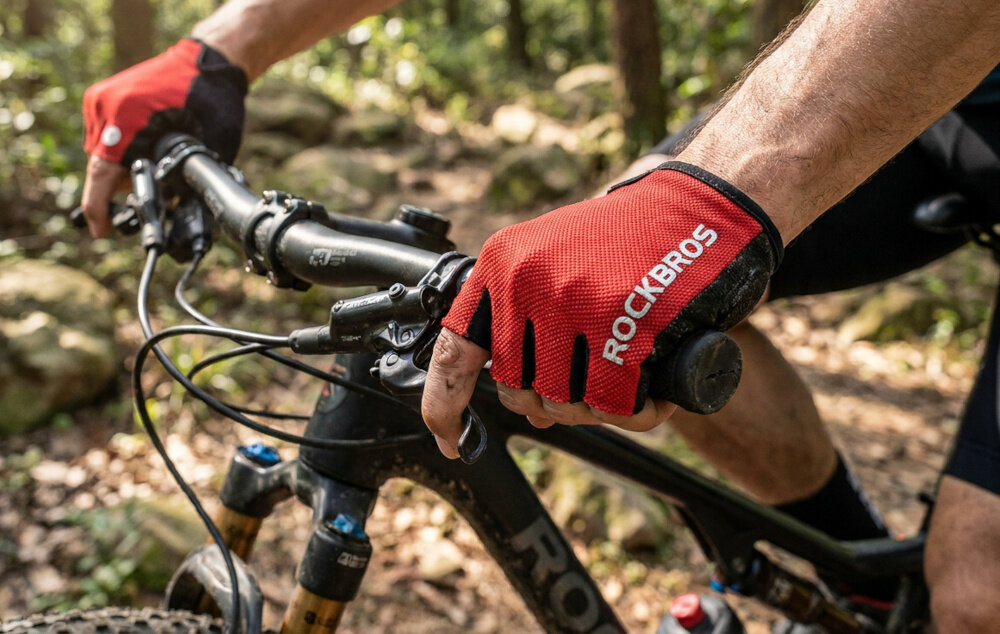 Rękawiczki ROCKBROS S106 (rozmiar M) bawełny, nylonu i skóry syntetycznej Bawełna jest przyjemna w kontakcie ze skórą nylon wspiera trwałość użytkową skóra syntetyczna stanowi praktyczne uzupełnienie konstrukcji