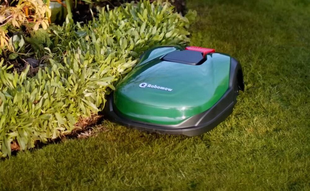 Robot koszący ROBOMOW RK1000 22AKFAFB619 sterowanie Bluetooth koszenie w jednej strefie głównej 4 podstrefach system cięcia krawędzi