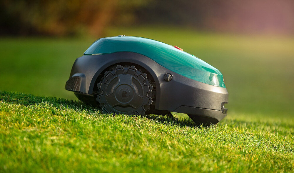 Robot koszący ROBOMOW RK2000 22AKHAFB619 sterowanie Bluetooth silnik bezszczotkowy akumulator Li-Ion pojemność 4,9 Ah do dużych ogrodów powierzchnia do 2000 m2 pokonywanie wzniesień do 45 stopni nachylenia