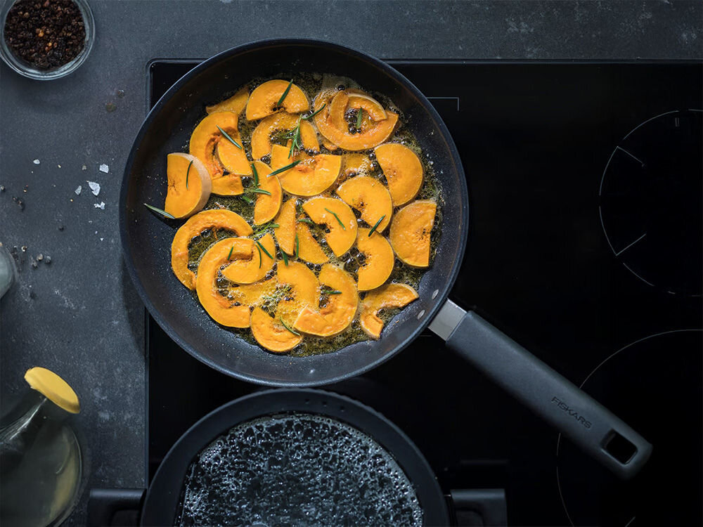 Patelnia FISKARS Hard Face 1052223 26 cm do każdej kuchni czarna patelnia na patelni posiłek 