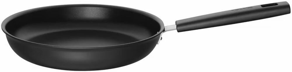 Patelnia FISKARS Hard Face 1052223 26 cm patelnia stoi pod kątek czarna powłoka rączka białe tło Powłoka Hardtec Superior+ odporność na wysokie temperatury (do 270°C podczas smażenia i 150°C w piekarniku) i zarysowania właściwości nieprzywierające bez dodatku tłuszczu naturalny smak potraw nienaruszone potrawy komfortowe bezpieczne gotowanie 