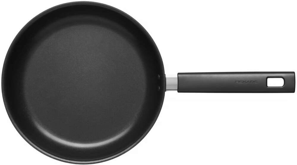 Patelnia FISKARS Hard Face 1052223 26 cm białe tło zdjęcie od góry czarna patelnia powłoka rączka z wysokiej jakości aluminium w pełni pochodzącego z recyklingu dla świadomych użytkowników minimalizuje wpływ na środowisko trwałość odporność na intensywne użytkowanie solidna konstrukcja równomierne rozprowadzanie ciepła 
