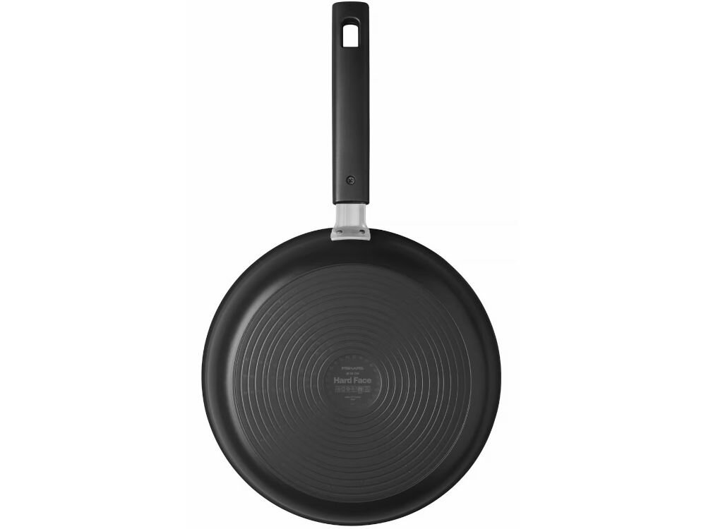 Patelnia FISKARS Hard Face 1052223 26 cm białe tło czarna patelnia rączka Uchwyt z trwałego i wysokiej jakości tworzywa sztucznego komfort użytkowania  ergonomiczny kształt pewny stabilny chwyt maksymalne bezpieczeństwo wygoda pracy możliwość używania jej w piekarniku (do 150°C) wszechstronna do smażenia zapiekania potraw 
