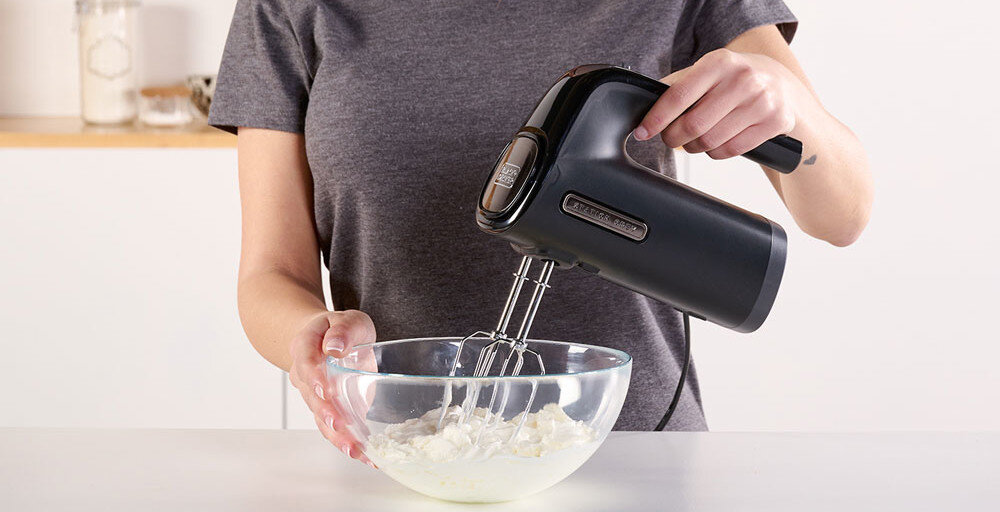 Mikser BLACK&DECKER BXMX300E wygoda użytkowania Ergonomiczna rączka pewny chwyt stabilna konstrukcja