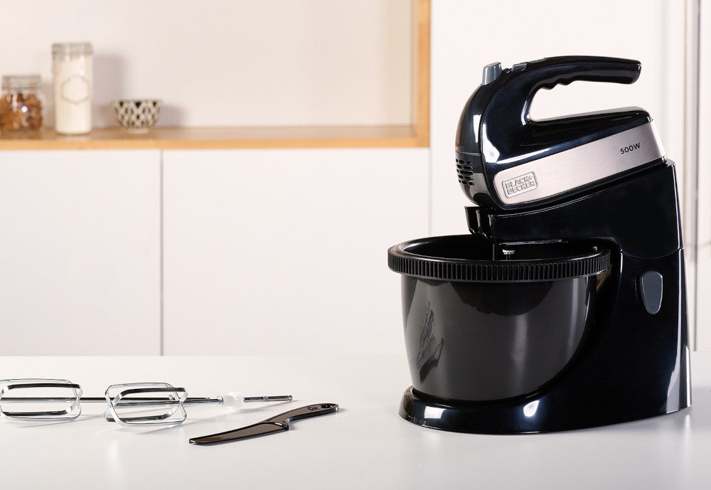 Czarny mikser z misą marki BLACK&DECKER o mocy 500W stoi na blacie. Obok znajdują się dwa mieszadła i nóż.