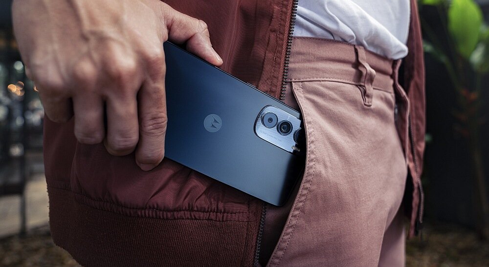 Smartfon MOTOROLA Edge 30  ekran bateria aparat procesor ram pamięć pojemność rozdzielczość zdjęcia filmy opis dane cechy blokady system łączność wifi bluetooth obudowa szkło odporność porty muzyka transfer sieć przekątna matryca waga czujniki