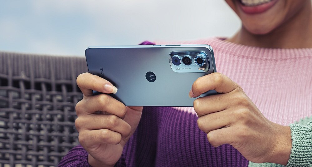 Smartfon MOTOROLA Edge 30  ekran bateria aparat procesor ram pamięć pojemność rozdzielczość zdjęcia filmy opis dane cechy blokady system łączność wifi bluetooth obudowa szkło odporność porty muzyka transfer sieć przekątna matryca waga czujniki