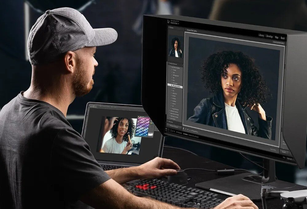 Monitor VIEWSONIC VP Series VP2786-4K Mężczyzna w czapce siedzi przed monitorem, edytując portret kobiety w programie graficznym; obok widoczny laptop z tym samym zdjęciem w innym etapie obróbki, opis