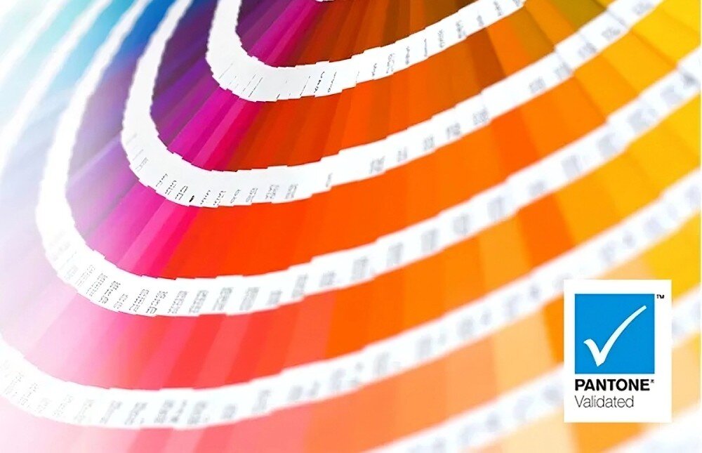 Monitor VIEWSONIC VP Series VP2786-4K Wachlarz próbek kolorów Pantone rozłożonych w spiralę, w prawym dolnym rogu logo Pantone Validated z niebieskim znakiem kontrolnym, certyfikat, przeznaczenie