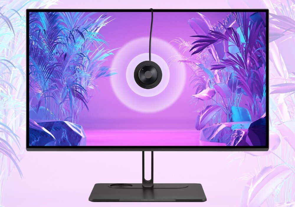 Monitor VIEWSONIC VP Series VP2786-4K Monitor z podłączonym okrągłym kalibratorem zawieszonym na środku ekranu, wyświetlający kolorową grafikę z motywem roślinnym w odcieniach fioletu, kalibracja, narzędzie