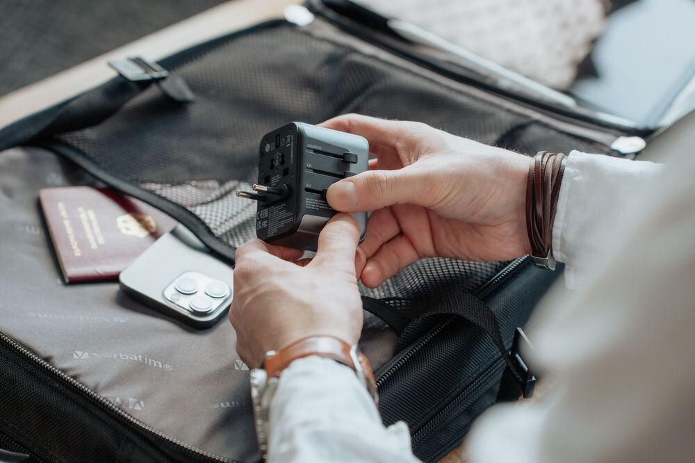 Adapter podróżny VERBATIM UTA-03 2 x USB (Globalny) 180 krajów