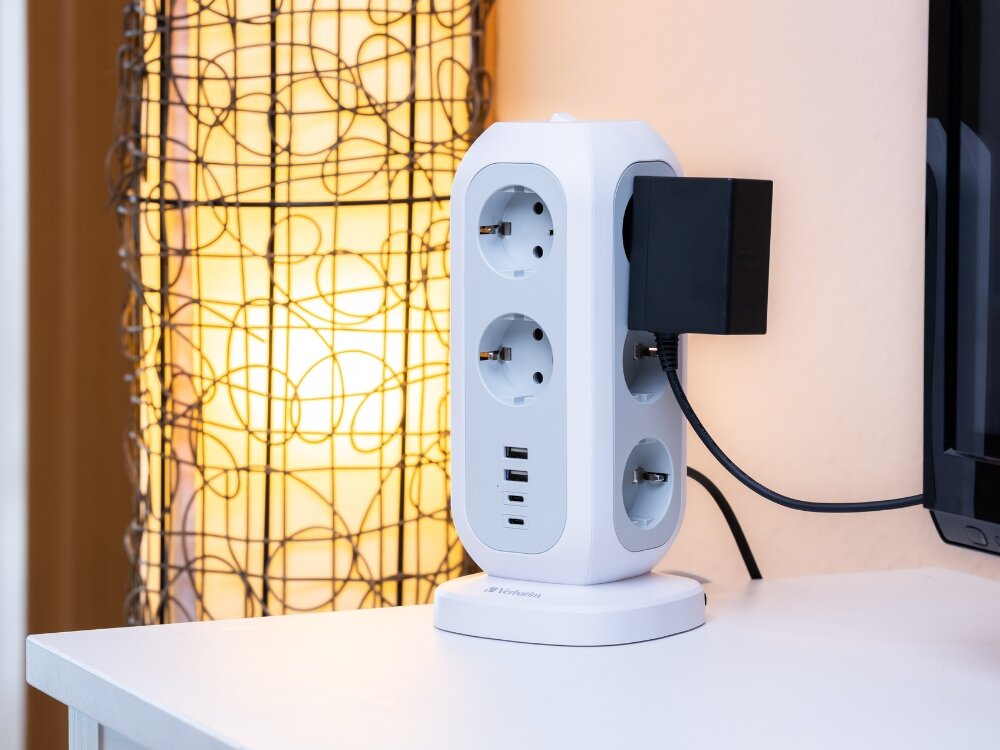 Listwa VERBATIM EUPT-01
                listwa na biurku z podłączonym adapterem sieciowym