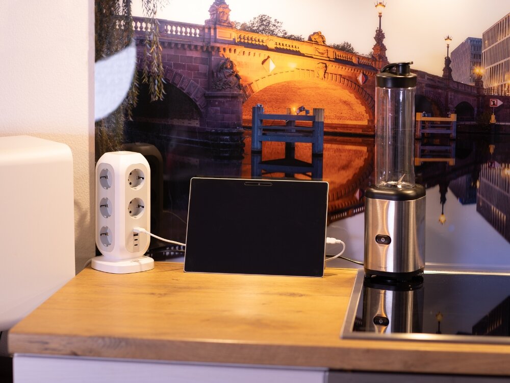 Listwa VERBATIM EUPT-01
                listwa na stole w kuchni z podłączonym tabletem 11 gniazd AC 2 porty usb-c 2 porty usb-a ładowanie 15 urządzeń jednocześnie do domu do biura