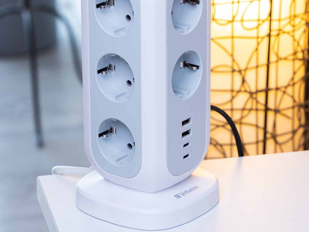 Listwa VERBATIM EUPT-01
                listwa z bliska na stole pionowa konstrukcja zajmuje niewiele miejsca 2-metrowy kabel