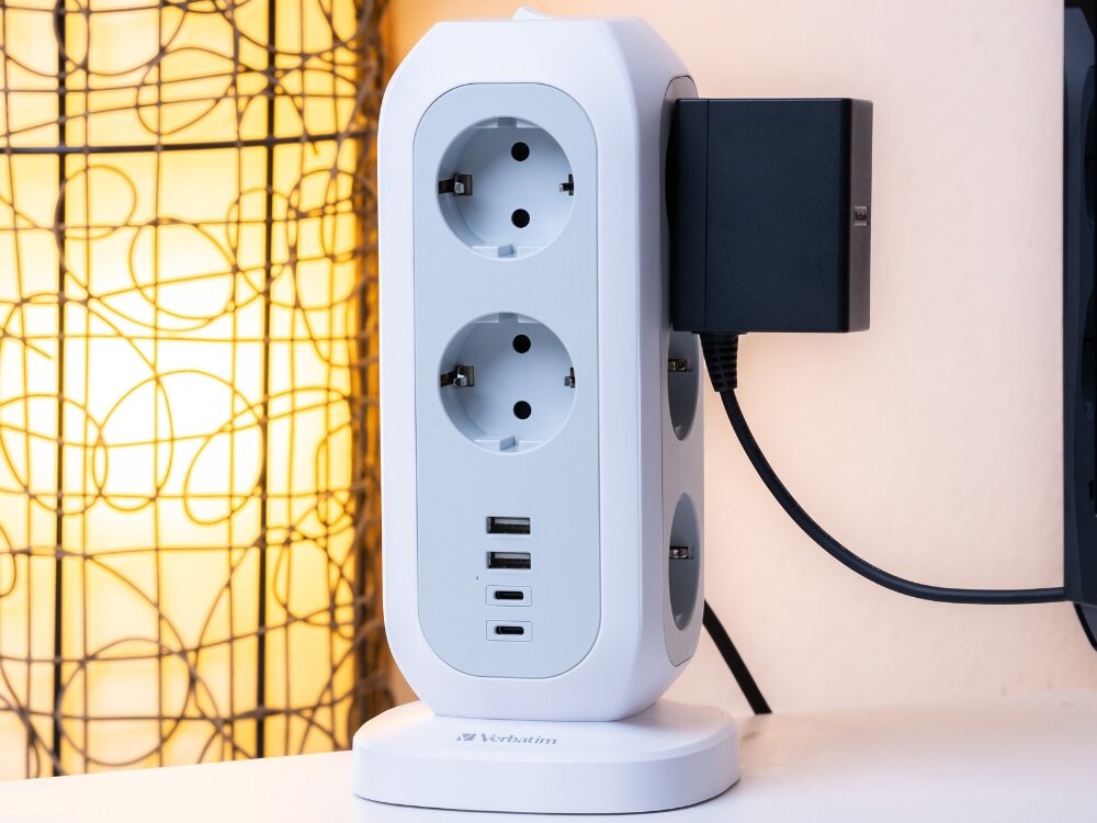 Listwa VERBATIM EUPT-01
                listwa na stole z podłączonym adapterem sieciowym i widocznymi portami usb-a i usb-c ognioodporny poliwęglan zabezpieczenie przeciążeniowe zaślepki chroniące dzieci automatyczne wyłączanie zasilania