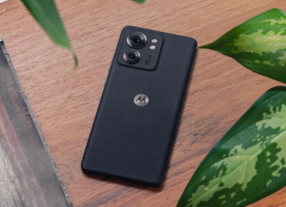 Smartfon MOTOROLA Edge 40 ekran bateria aparat procesor ram pamięć pojemność rozdzielczość zdjęcia filmy opis dane cechy blokady system łączność wifi bluetooth obudowa szkło odporność porty muzyka transfer sieć przekątna matryca waga czujniki oled amoled ips