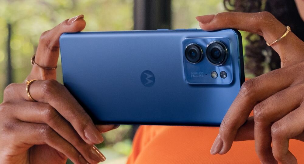 Smartfon MOTOROLA Edge 40  ekran bateria aparat procesor ram pamięć pojemność rozdzielczość zdjęcia filmy opis dane cechy blokady system łączność wifi bluetooth obudowa szkło odporność porty muzyka transfer sieć przekątna matryca waga czujniki oled amoled ips