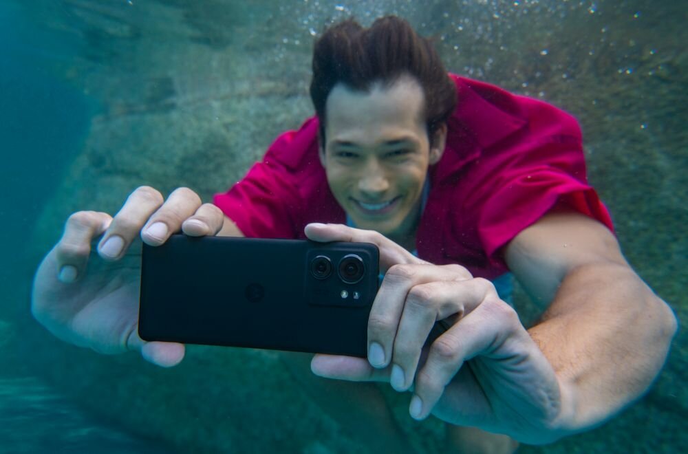 Smartfon MOTOROLA Edge 40  ekran bateria aparat procesor ram pamięć pojemność rozdzielczość zdjęcia filmy opis dane cechy blokady system łączność wifi bluetooth obudowa szkło odporność porty muzyka transfer sieć przekątna matryca waga czujniki oled amoled ips