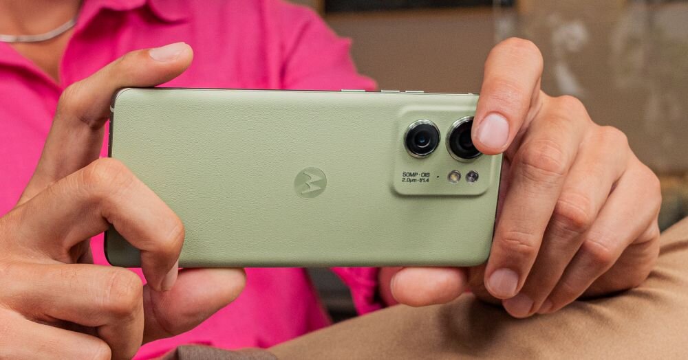 Smartfon MOTOROLA Edge 40  ekran bateria aparat procesor ram pamięć pojemność rozdzielczość zdjęcia filmy opis dane cechy blokady system łączność wifi bluetooth obudowa szkło odporność porty muzyka transfer sieć przekątna matryca waga czujniki oled amoled ips